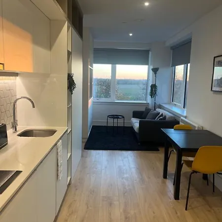 Aeropartment & Aerotel, London Heathrow Airport, Terminal 4, Ev Stations & Cheap Parking On Site! * Hillingdon