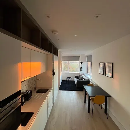 Aeropartment & Aerotel, London Heathrow Airport, Terminal 4, Ev Stations & Cheap Parking On Site! Apartment *