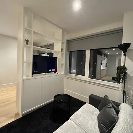 Aeropartment & Aerotel, London Heathrow Airport, Terminal 4, Ev Stations & Cheap Parking On Site! * Hillingdon