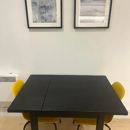 Aeropartment & Aerotel, London Heathrow Airport, Terminal 4, Ev Stations & Cheap Parking On Site! Apartment *