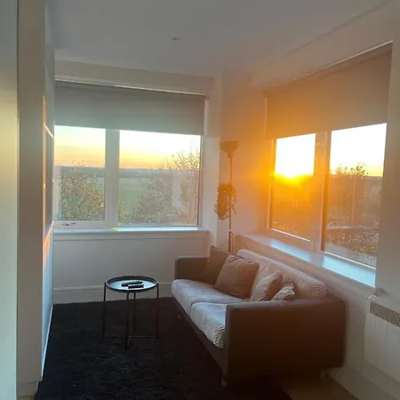 Aeropartment & Aerotel, London Heathrow Airport, Terminal 4, Ev Stations & Cheap Parking On Site! Apartment