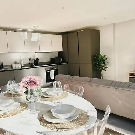 Spacious 2br With Terrance London