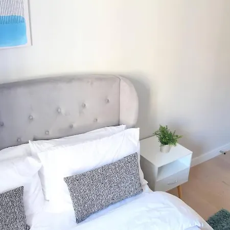 Spacious 2br With Terrance * London