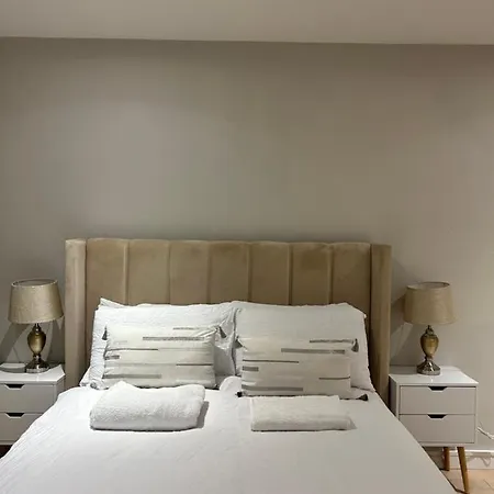 Apartment Spacious 2br With Terrance