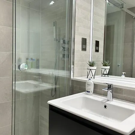 Apartment Spacious 2br With Terrance London