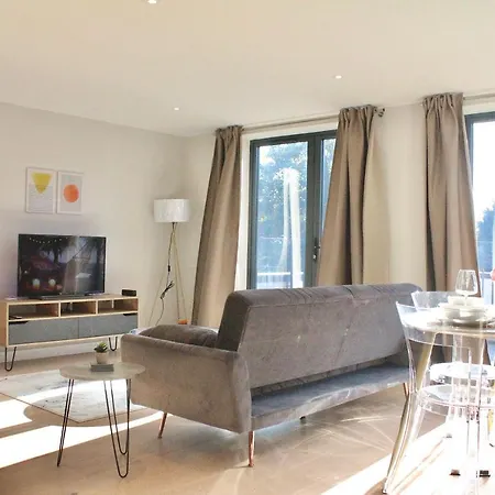 Spacious 2br With Terrance Apartment