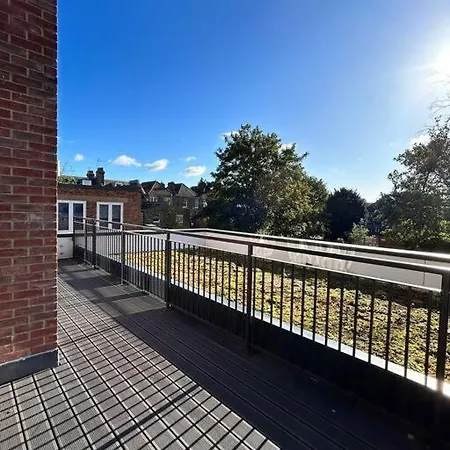 Spacious 2br With Terrance Apartment London