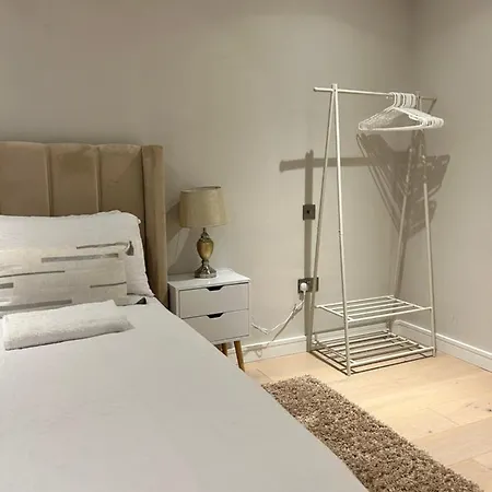 Apartment Spacious 2br With Terrance