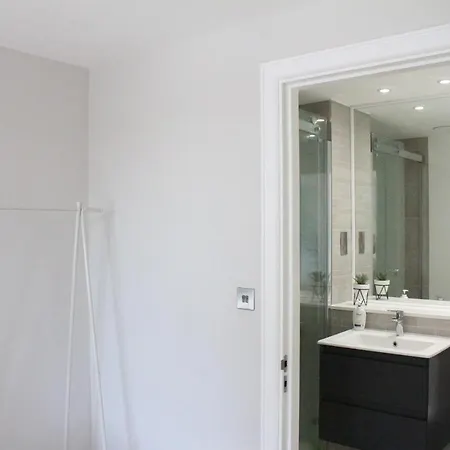 Spacious 2br With Terrance Apartment *