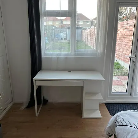 Guest house Self-contained En-suite Very Close To Wembley Stadium London
