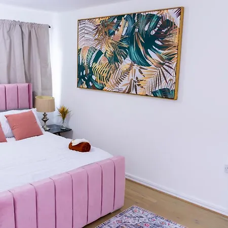 Elegant 3 Bed House In The Heart Of