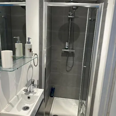 Self-contained En-suite Very Close To Wembley Stadium Guest house