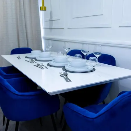 Apartment Elegant 3 Bed House In The Heart Of *
