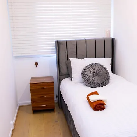 Elegant 3 Bed House In The Heart Of *