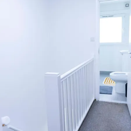 Elegant 3 Bed House In The Heart Of Apartment *