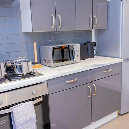 Elegant 3 Bed House In The Heart Of Apartment