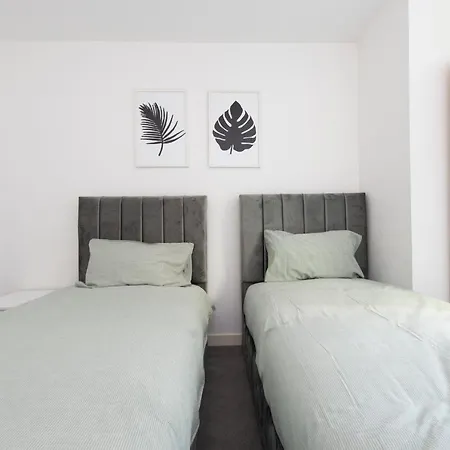 Stunning Luxury 2 Bedroom Apartment