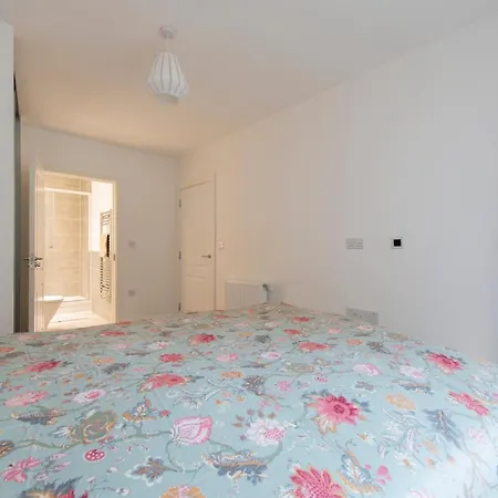 Stunning Luxury 2 Bedroom Apartment London