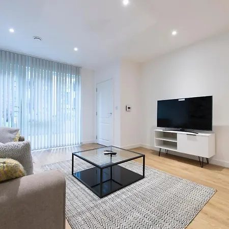 Stunning Luxury 2 Bedroom Apartment *