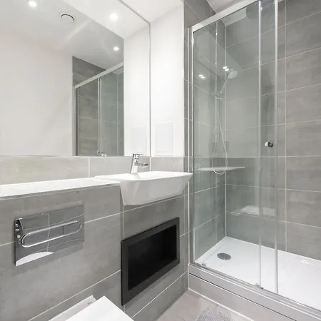 Stunning Luxury 2 Bedroom Apartment *