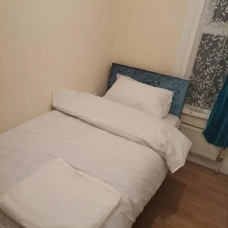 Homestay Single Near Seven Kings Train Station London