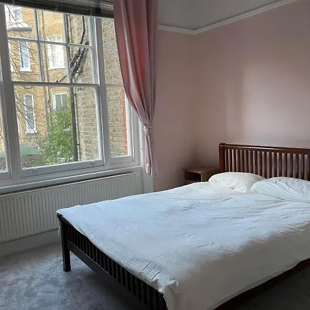 1 Bedroom In The Heart Of West Apartment London