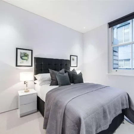 Central Mayfair And Piccadilly Sleeps 6 People London