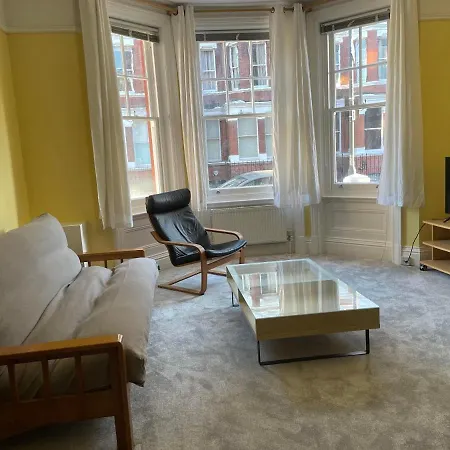 1 Bedroom In The Heart Of West Apartment
