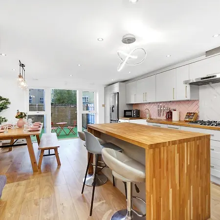 Apartment Lovely 3 Bedroom House Short Term & Flexible Renting Limehouse With Private Parking And Garden! *