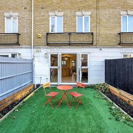 Lovely 3 Bedroom House Short Term & Flexible Renting Limehouse With Private Parking And Garden! Apartment *
