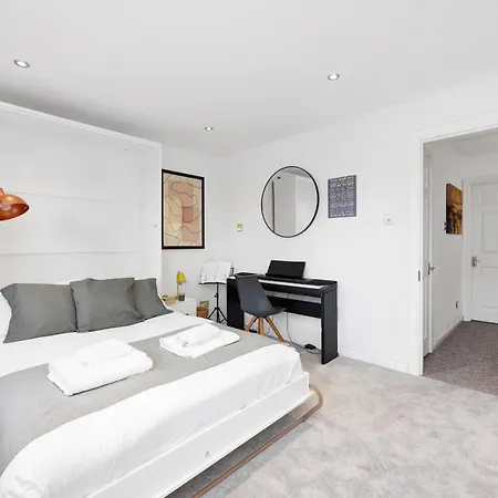 Lovely 3 Bedroom House Short Term & Flexible Renting Limehouse With Private Parking And Garden! Apartment London