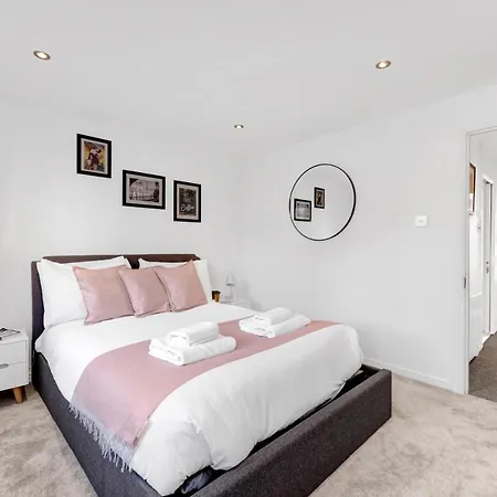 Lovely 3 Bedroom House Short Term & Flexible Renting Limehouse With Private Parking And Garden! Apartment