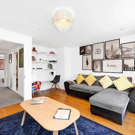 Lovely 3 Bedroom House Short Term & Flexible Renting Limehouse With Private Parking And Garden! Apartment London