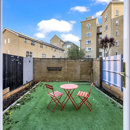 Lovely 3 Bedroom House Short Term & Flexible Renting Limehouse With Private Parking And Garden! London