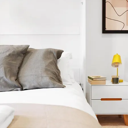 Lovely 3 Bedroom House Short Term & Flexible Renting Limehouse With Private Parking And Garden! Apartment *