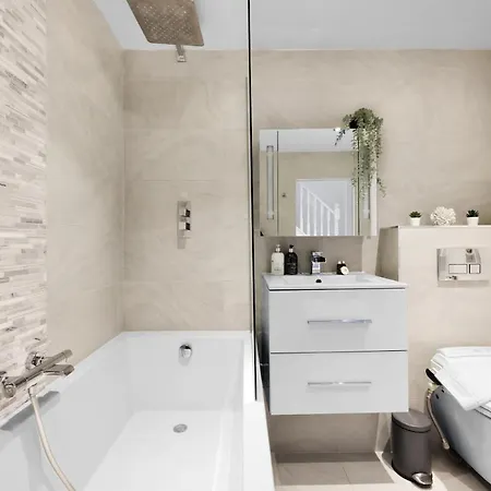 Apartment Lovely 3 Bedroom House Short Term & Flexible Renting Limehouse With Private Parking And Garden! London
