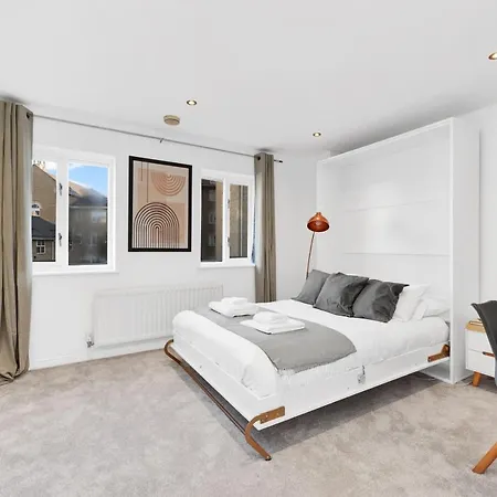 Lovely 3 Bedroom House Short Term & Flexible Renting Limehouse With Private Parking And Garden! Apartment
