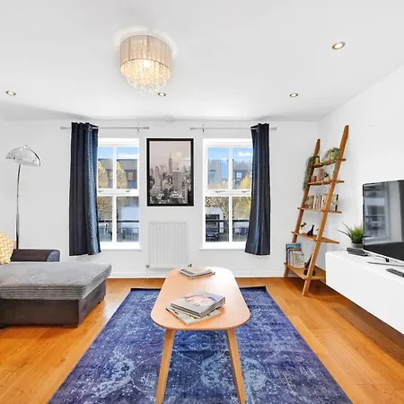 Lovely 3 Bedroom House Short Term & Flexible Renting Limehouse With Private Parking And Garden! *