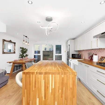 Apartment Lovely 3 Bedroom House Short Term & Flexible Renting Limehouse With Private Parking And Garden!
