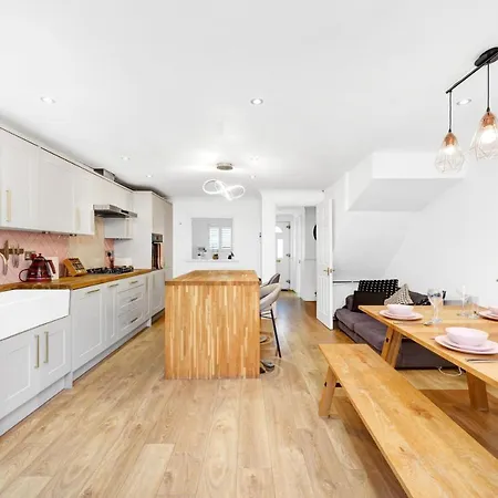 Lovely 3 Bedroom House Short Term & Flexible Renting Limehouse With Private Parking And Garden! London
