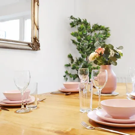Lovely 3 Bedroom House Short Term & Flexible Renting Limehouse With Private Parking And Garden!