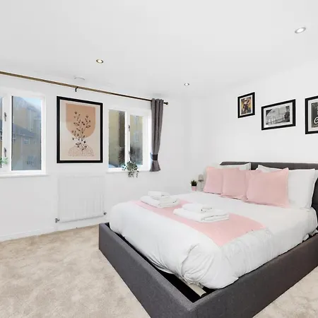 Lovely 3 Bedroom House Short Term & Flexible Renting Limehouse With Private Parking And Garden! Apartment