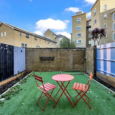 Apartment Lovely 3 Bedroom House Short Term & Flexible Renting Limehouse With Private Parking And Garden! *