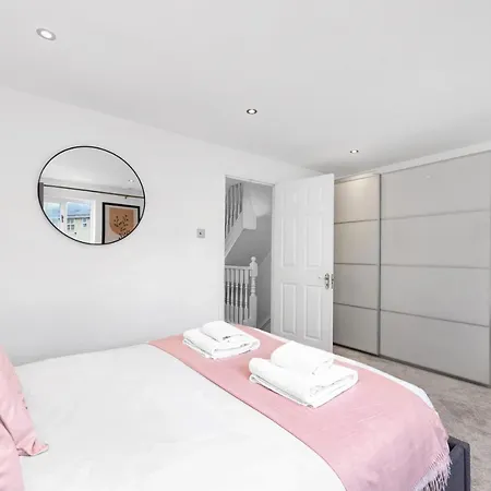 Lovely 3 Bedroom House Short Term & Flexible Renting Limehouse With Private Parking And Garden! Apartment *