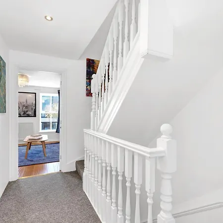 Lovely 3 Bedroom House Short Term & Flexible Renting Limehouse With Private Parking And Garden! * London