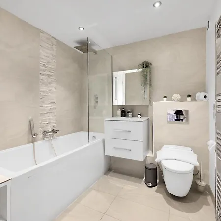 Lovely 3 Bedroom House Short Term & Flexible Renting Limehouse With Private Parking And Garden!