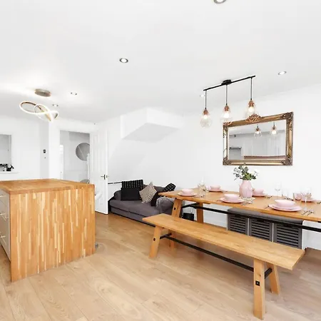 Apartment Lovely 3 Bedroom House Short Term & Flexible Renting Limehouse With Private Parking And Garden! London