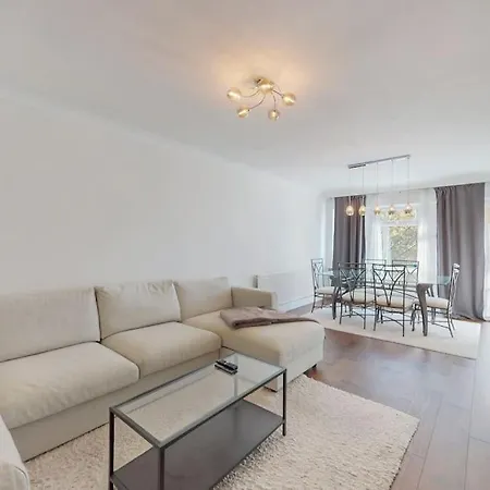 Spacious 2 Bed With Free Parking In *