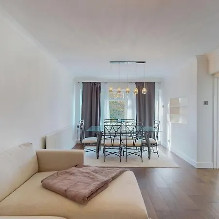 Apartment Spacious 2 Bed With Free Parking In *