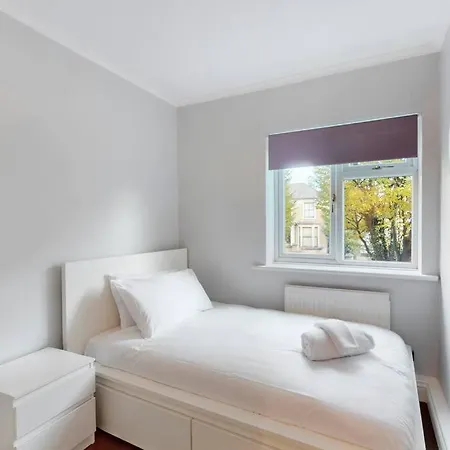 Spacious 2 Bed With Free Parking In *